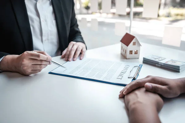 Agente de bienes raíces están presentando préstamo hipotecario y dando casa, llave — Foto de Stock