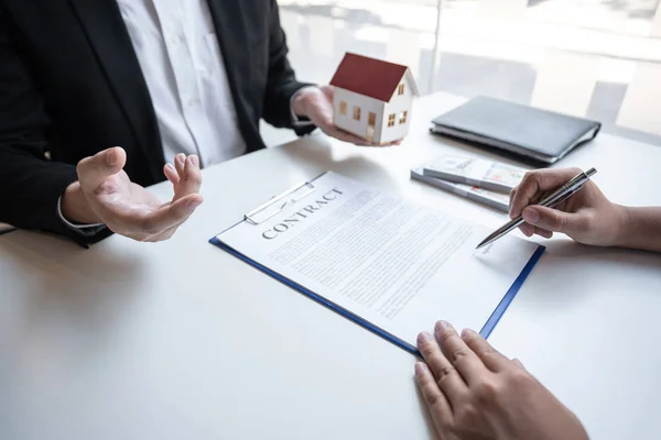 Makelaar presenteren woningkrediet en het verzenden van sleutels naar c — Stockfoto