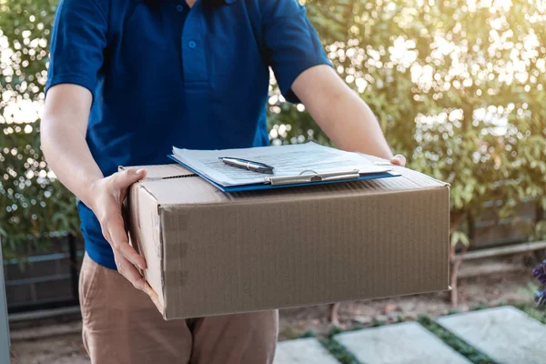 Leverans man leverera box paket paket och urklipp dokument — Stockfoto