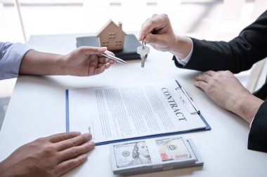 Emlakçı ev kredisini ve anahtarları C 'ye gönderiyor.