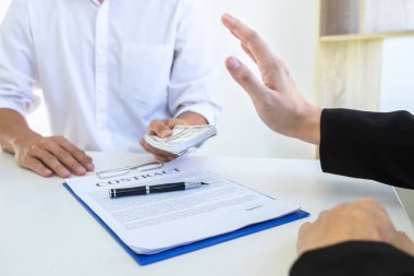 İş adamı rüşvet almayı reddediyor. Zarfın içinde.