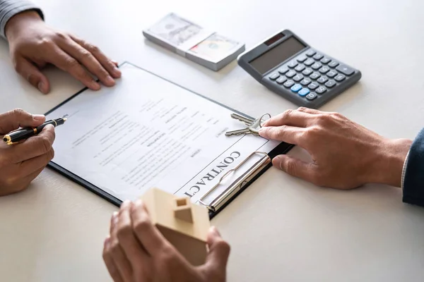 Immobilienmakler präsentieren Hauskredit und schicken Schlüssel an c — Stockfoto