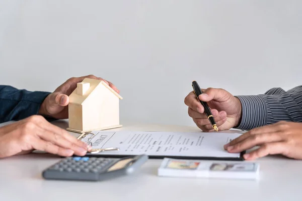 Verkoop koopcontract om een huis te kopen, Makelaar zijn pre — Stockfoto