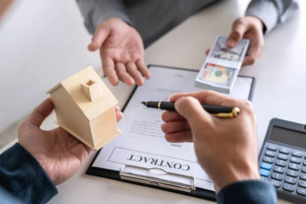 Immobilienmakler präsentieren Hauskredit und schicken Schlüssel an c — Stockfoto