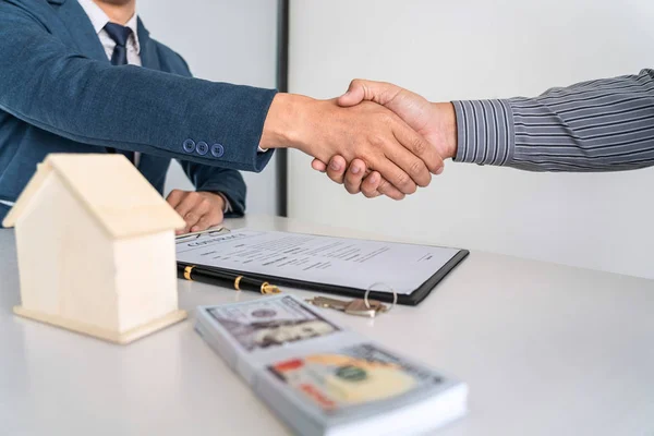 Real estate agent are shaking hands after good deal and giving h — 스톡 사진