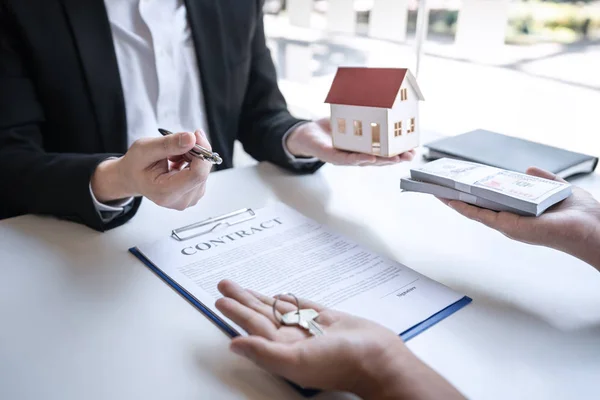 Venda de contrato de compra para comprar uma casa, agente imobiliário são pré — Fotografia de Stock