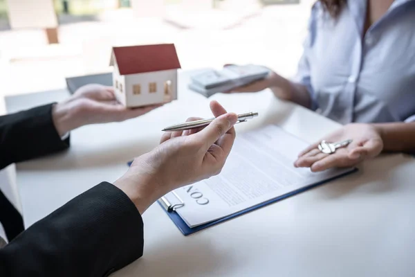 Venda de contrato de compra para comprar uma casa, agente imobiliário são pré — Fotografia de Stock