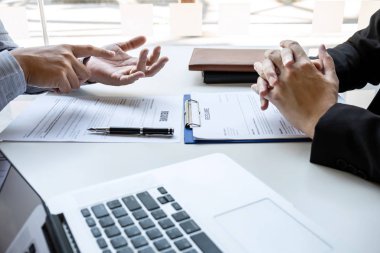 İş görüşmesi ve aday sorularını dikkate alın.