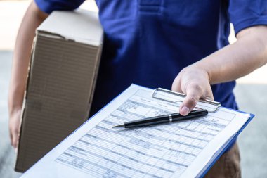 Teslimatçı paket paketi ve pano belgelerini teslim ediyor. 