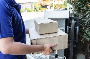 Genç Teslimatçı paket paketini teslim edip,