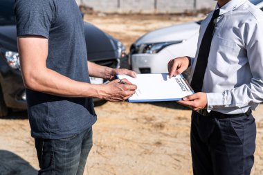 Sigorta acentesi ve müşteri müzakere, kontrol ve değerlendirme 