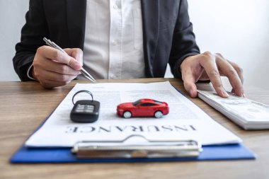 Araba kiralama ve sigorta konsepti, genç pazarlamacı para alıyor.