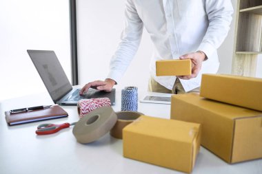 Genç işletme sahibi evde çalışıyor, siparişleri alıyor ve alıyor.