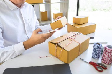 Genç girişimci işletme sahibi evde çalışıyor, küçük işletmeler...