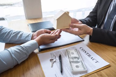 Emlakçı ev kredisini ve ev kredisini sunuyor.