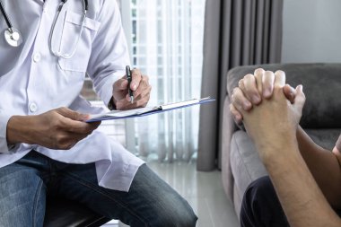 Doktor ve hasta semptomlar hakkında görüşmeler yapıyorlar.