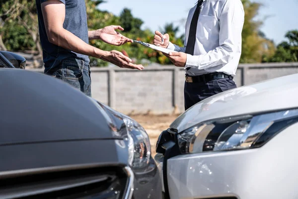 Agente de seguros examinando accidente de coche y cliente evaluado negoti — Foto de Stock