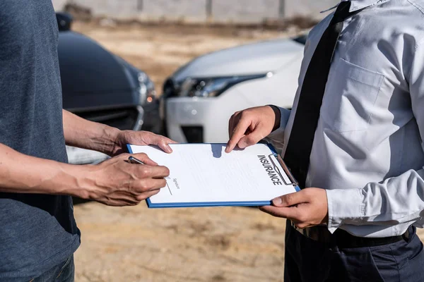 Agente de seguros examinando accidente de coche y cliente evaluado negoti — Foto de Stock