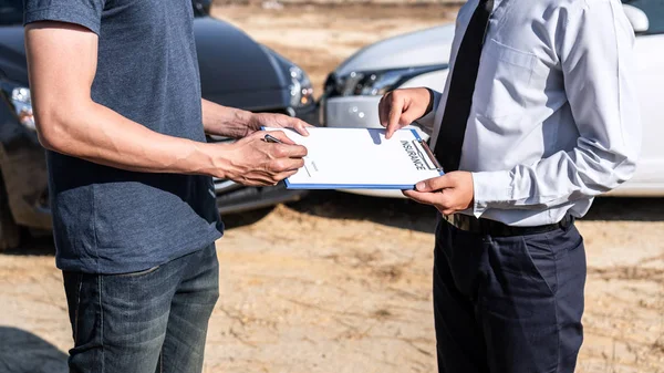 Agente de seguros y cliente evaluado negociación, control y — Foto de Stock