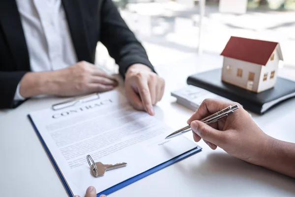 Eladó adásvételi szerződés, hogy vesz egy házat, Ingatlan ügynök előtt — Stock Fotó