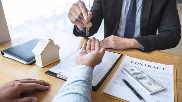 Immobilienmakler präsentieren Hauskredit und schicken Schlüssel an c — Stockfoto