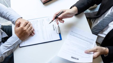 İş adamı röportajı sırasında bir özgeçmiş görüşmesi düşünün.