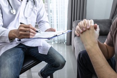 Doktor ve hasta semptomlar hakkında görüşmeler yapıyorlar.