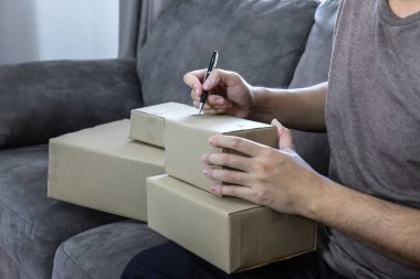 Genç girişimci işletme sahibi evde çalışıyor, küçük işletmeler...