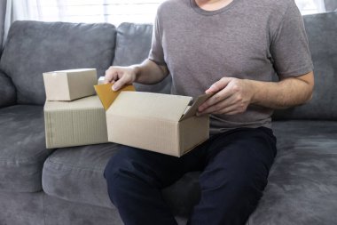 Genç girişimci işletme sahibi evde çalışıyor, küçük işletmeler...