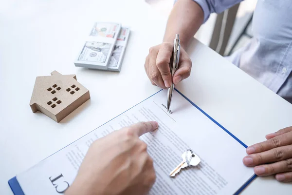 Agente imobiliário estão apresentando empréstimo casa e dando casa, chave — Fotografia de Stock