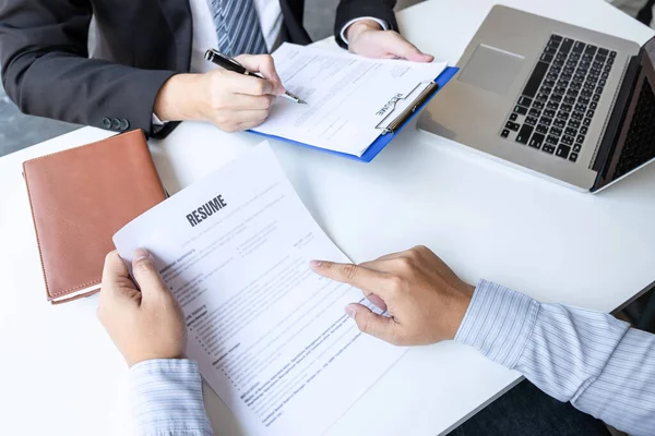 Entrevista de hombre de negocios considerar un curriculum vitae conversación durante abou — Foto de Stock