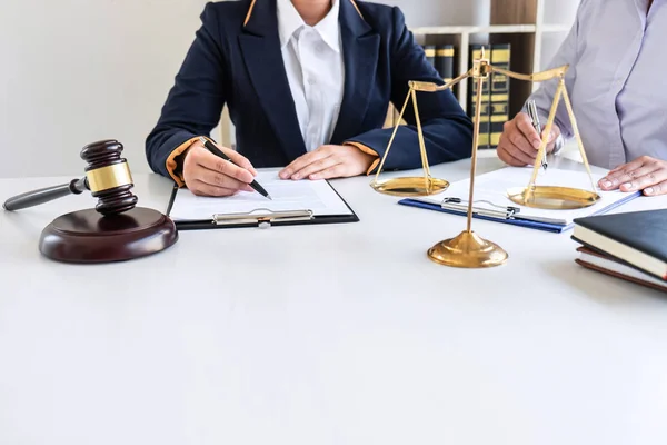 Professionele vrouwelijke advocaat of raadsman bespreken onderhandeling l — Stockfoto