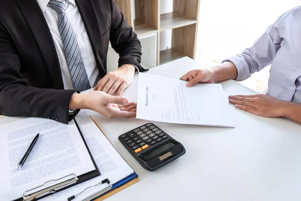 Empregado enviando carta de demissão ao chefe empregador considerar em — Fotografia de Stock