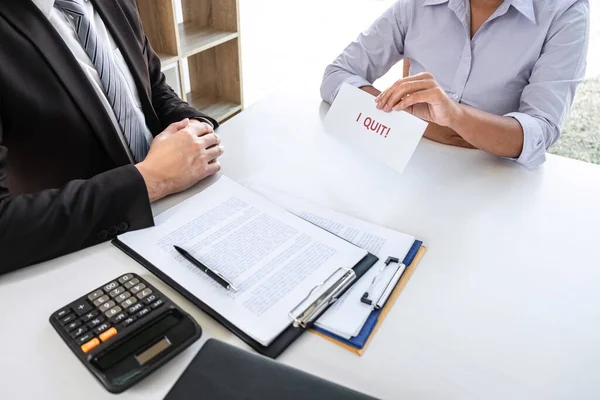 Mitarbeiter schicken Kündigungsschreiben an Chef-Arbeitgeber — Stockfoto