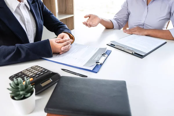 Bewerbungsgespräch erwägen und Kandidaten Fragen stellen — Stockfoto