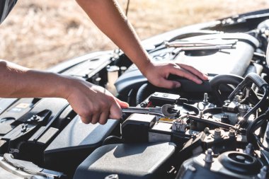 Araba tamircisinin teknisyen elleri oto tamir servisi yapıyor.
