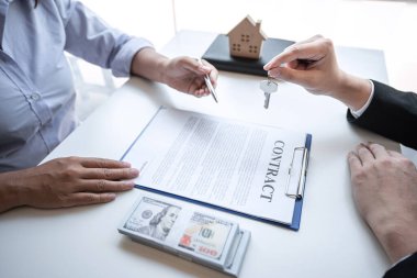 Emlakçı ev kredisini ve anahtarları C 'ye gönderiyor.