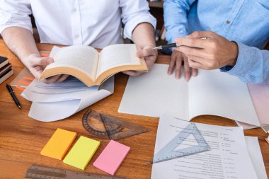 Öğretmenlik ve öğrenim kursu, genç öğretmen ya da tuto takımı