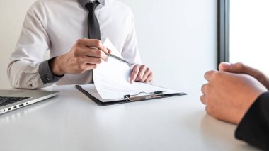 İş adamı röportajı sırasında bir özgeçmiş görüşmesi düşünün.
