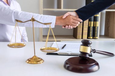 İyi bir pazarlıktan sonra el sıkışma işbirliği, profesyonelce 