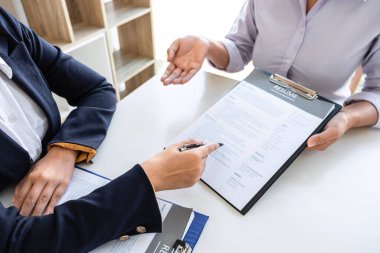 İş görüşmesi ve aday sorularını dikkate alın.