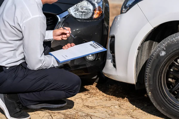 Agente de Seguros Inspeccionar evaluado Dañado de coches de verificación y sig — Foto de Stock