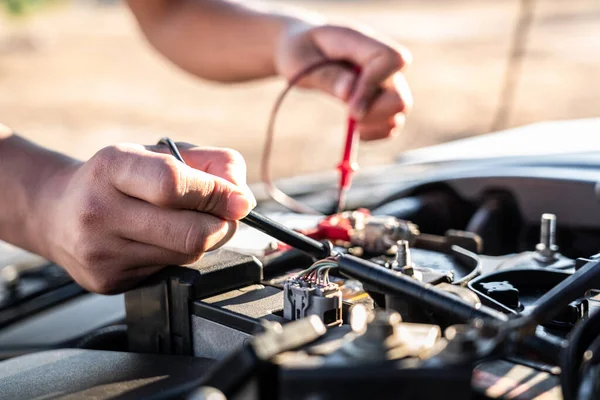 Mechanic repairman checking engine automotive in auto repair ser — Stock Photo, Image