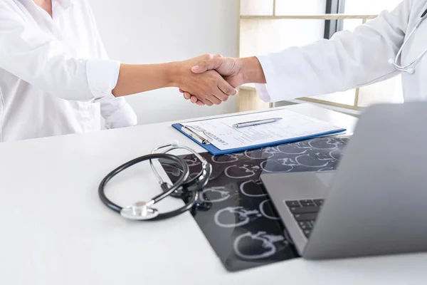 Finishing of consulting, Doctor and patient shaking hands after — 스톡 사진