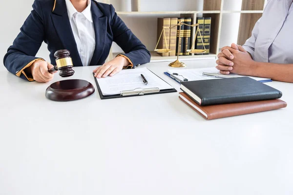 Professional female lawyer or counselor discussing negotiation l — Stock Photo, Image