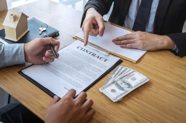 Emlakçı ev kredisini ve ev kredisini sunuyor.