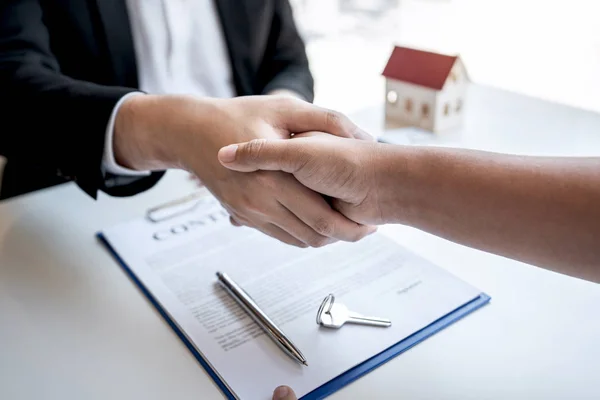 Real estate agent are shaking hands after good deal and giving h — 스톡 사진