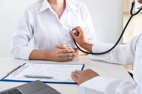 Doctor using a stethoscope checking patient about the problem of — Stock Photo, Image