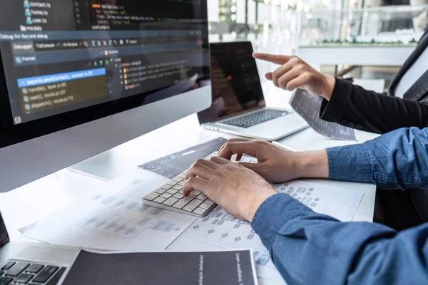 Equipe profissional do programador que trabalha no projeto no software d — Fotografia de Stock