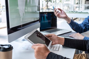 Ticaret ekibi yatırımcısı tüccarlar ve noktalama üzerinde çalışıyor